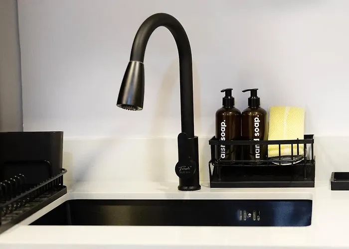 The Place To Be With Balcony And Kitchen Mandaluyong